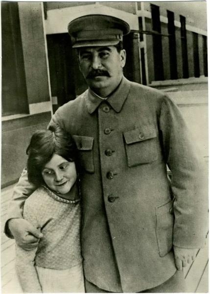 Иосиф Сталин с дочерью Светланой, 1930-е. Выставка «Отцы и дети» с этой фотографией.