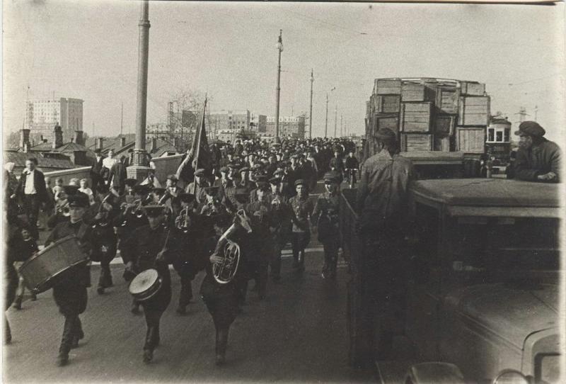 Демонстрация с духовым оркестром, 1930-е
