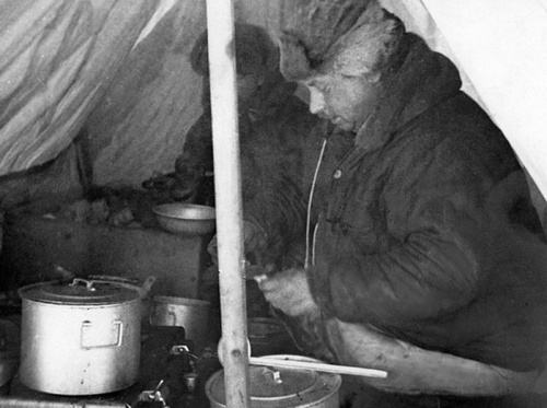 Иван Папанин заправляет керосинку для приготовления обеда, 1937 год