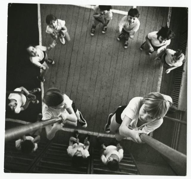 Лазание по шесту. На уроке физкультуры в средней школе № 15, 1973 год, г. Москва. Выставки «На уроках» и&nbsp;«В школу!» с этой фотографией.