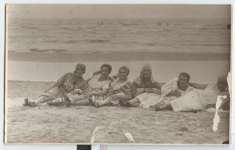 На пляже, 1920-е