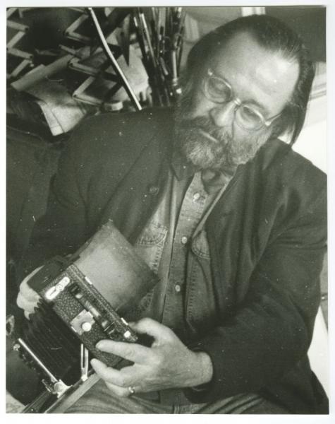 Герд Зандер рассматривает фотоаппарат Александра Родченко, 1992 год, г. Москва