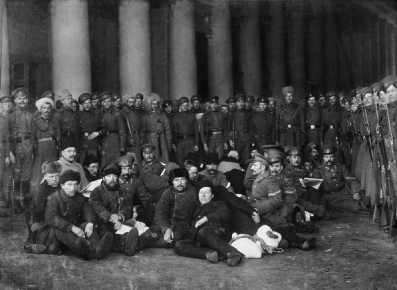 Арестованные жандармы и городовые, февраль 1917, г. Петроград. Ека­те­ри­нин­ский зал Та­ври­че­ско­го двор­ца.Выставка «Под арестом» с этой фотографией.
