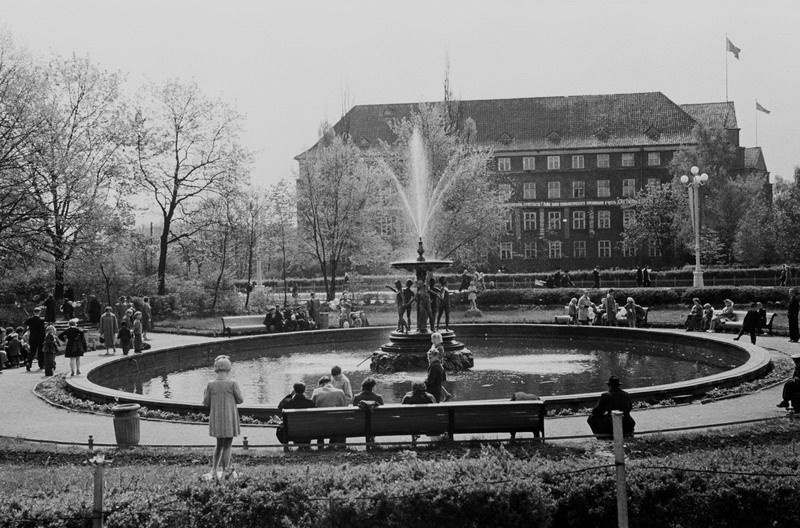 Фонтан у здания драмтеатра, 1960 - 1964, г. Калининград, пр-т Мира