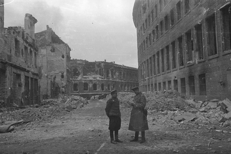 Военные на улице, 1945 год, Германия, г. Берлин