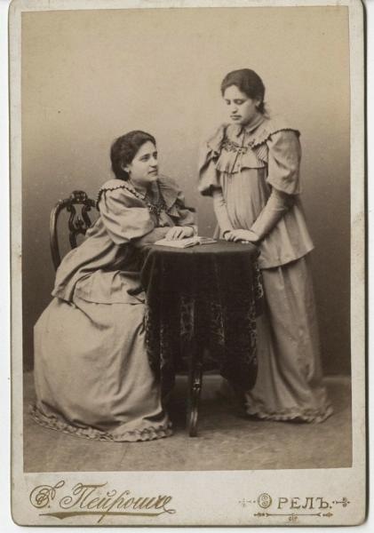 Портрет Варвары Ноевны Перес с сестрой, 1894 год, г. Орел