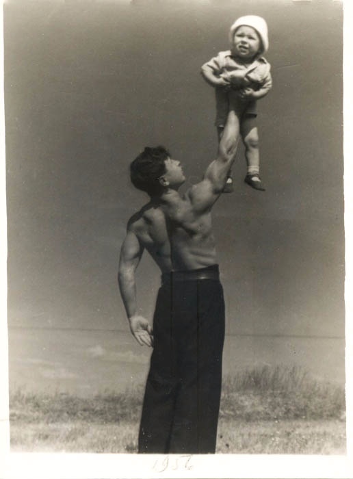 Занятия гимнастикой на природе, июнь 1956, г. Оренбург. Фотография из архива Кирилла Неустроева.Выставка «Первая тысяча» с этой фотографией.