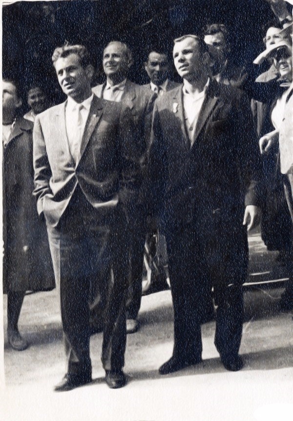 Юрий Гагарин и Герман Титов в Крыму, 1 мая 1961 - 1 августа 1961, Крымская обл.. Дедушкин одногруппник по ВУЗу снял это фото на отдыхе в Крыму и фотографию подарил дедушке. Фотография из семейного архива Юрия Томилова.Видеовыставка «Первый житель космоса» с этой фотографией.