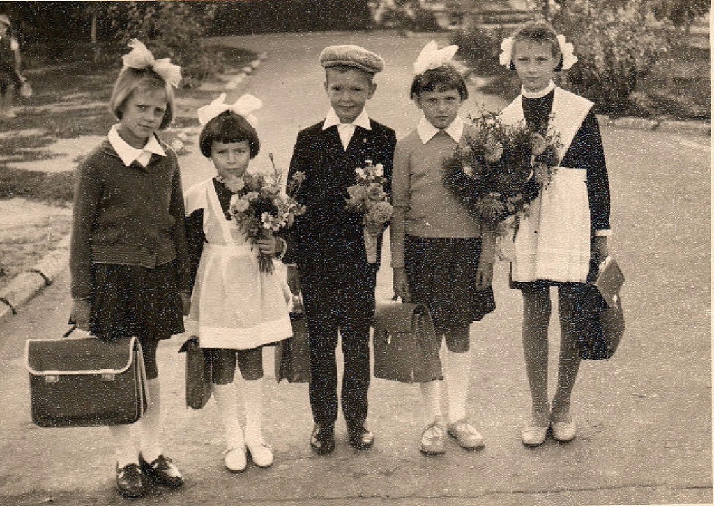 В третий класс, 1 сентября 1964, г. Волгоград. Школа № 110. Фотография из архива Сергея Борисова.