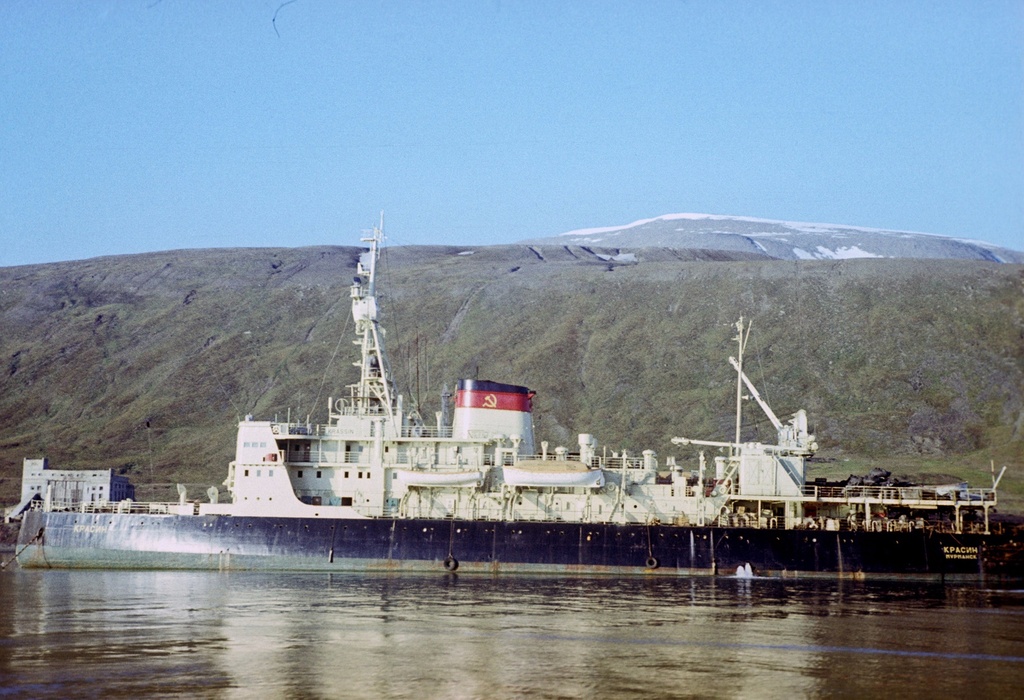 Ледокол «Красин» в порту Колсбей, 1975 год, архипелаг Шпицберген. Выставка «Океаны России» с этой фотографией.