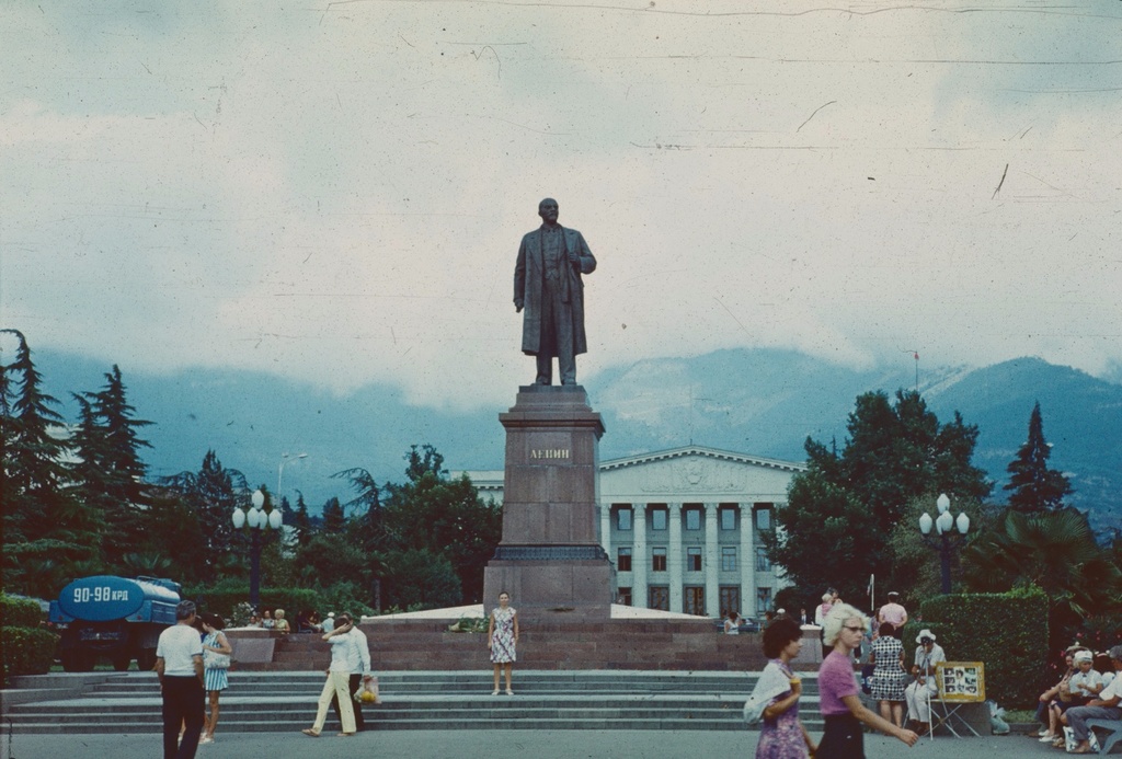 Ялта набережная ленина 15. Памятник Ленину Ялта. Памятник Ленину в Ялте на набережной. Площадь Ленина Ялта. Памятник Сталину в Ялте.