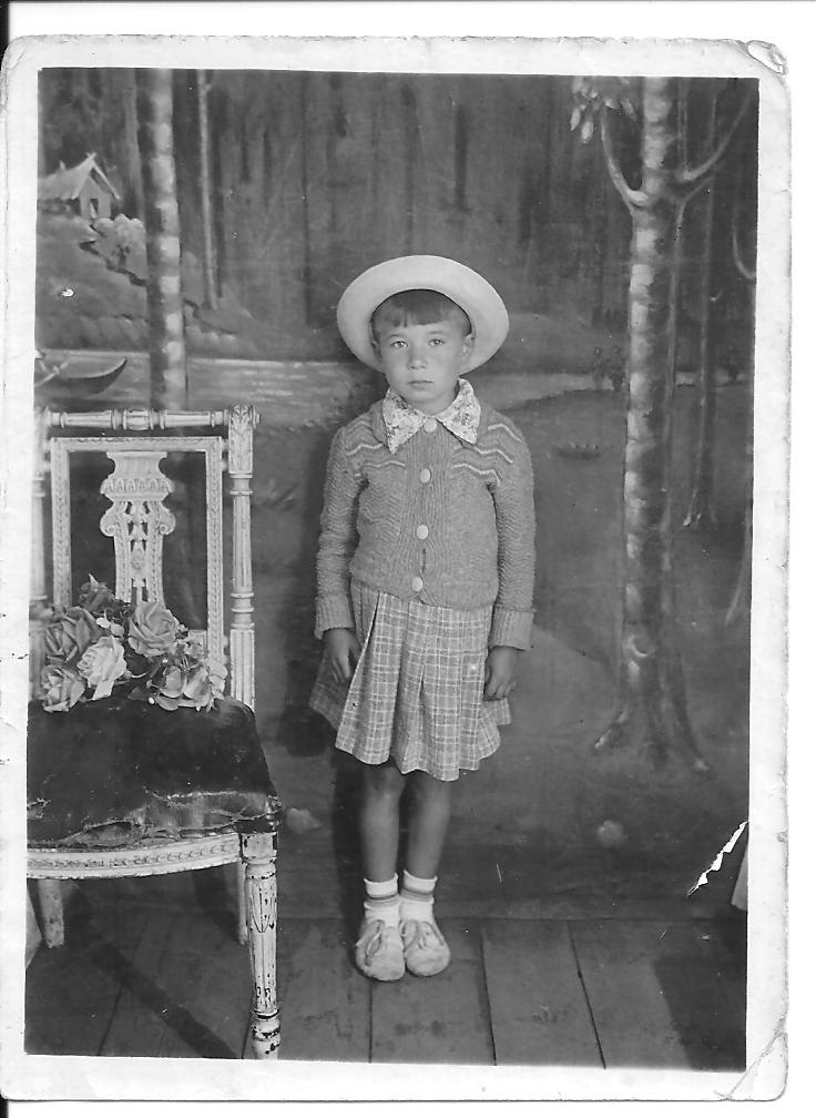 Мама в детстве, 1941 - 1945, г. Москва. Фотография из архива Натальи Графовой.Выставка «Первая тысяча» с этой фотографией.