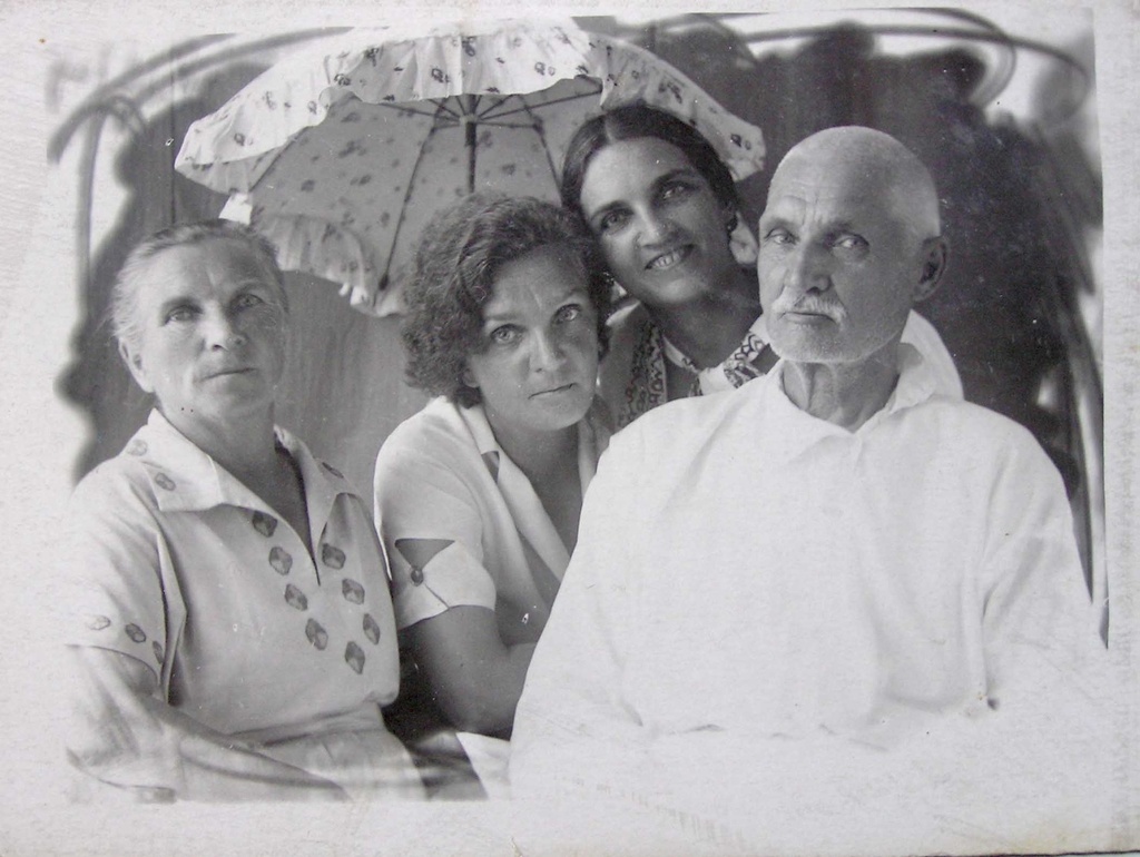 Семейный портрет, 2 - 12 января 1950. Фотография из архива Евгения Жирова.Выставка «Первая тысяча» с этой фотографией.