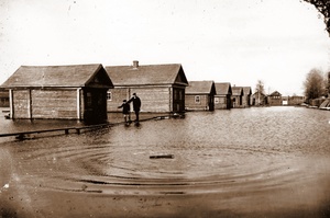Улица Заводская, весна. Справа виден забор винзавода, 1940 год, г. Весьегонск. Фотография А. Базанова, сохранившаяся в архивном отделе администрации Весьегонского района, сделанная им при переносе города Весьегонска, в связи с затоплением Рыбинским водохранилищем.&nbsp;Выставка «Ах, как хочется вернуться...» с этой фотографией.