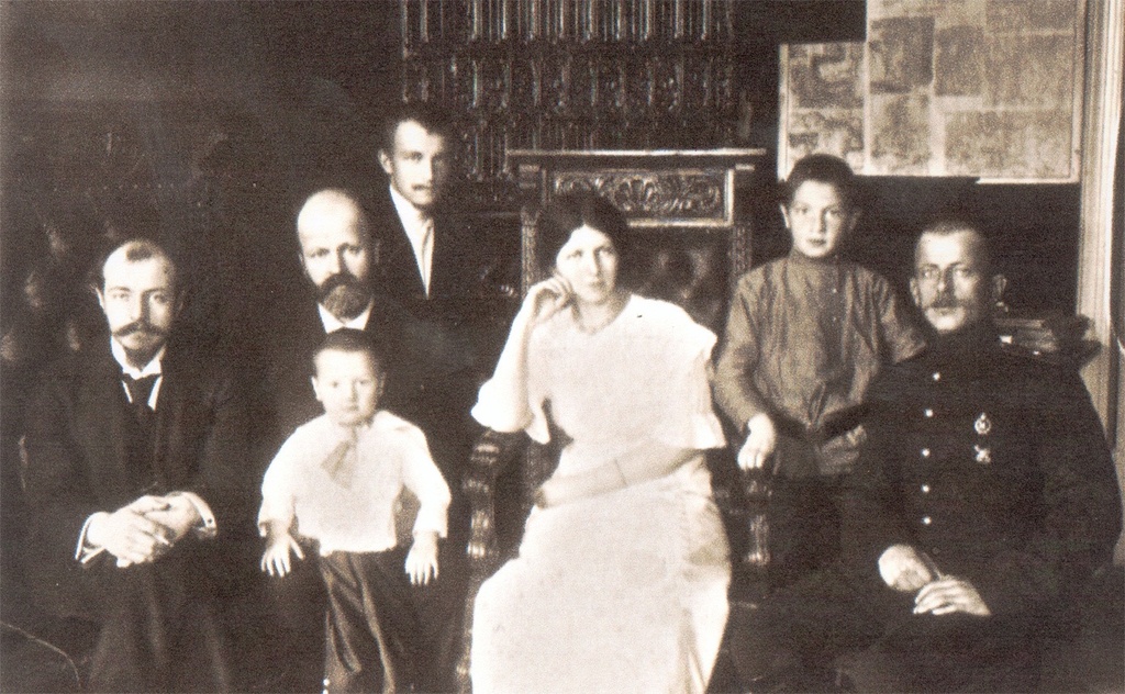 Семейный портрет, 1912 год. Слева-направо: Николай Иванович, Иван Ильич Горбунцов, Володя (сын Николая), Евгений Иванович, Антонина Ивановна, Виктор Григорьевич Чеботарев, Александр Иванович. Фотография из архива Евгения Жирова.