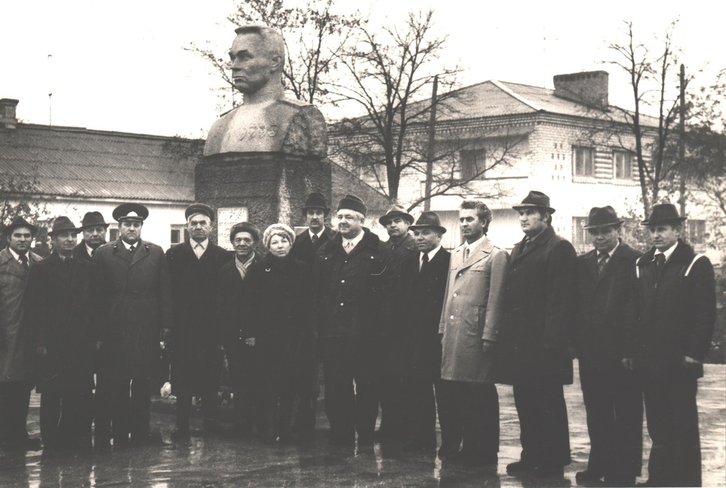 Село апанасенковское ставропольского. Памятник генералу Апанасенко в Дивное. Дивное Ставропольский край памятник Апанасенко. Открытие памятника Апанасенко село Дивное. ЗАГС Дивное Апанасенковский район.