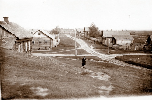 Улица Красного Спорта (за народной больницей) в сторону Мологи. Слева дом Лесоклинских, 1939 год, г. Весьегонск