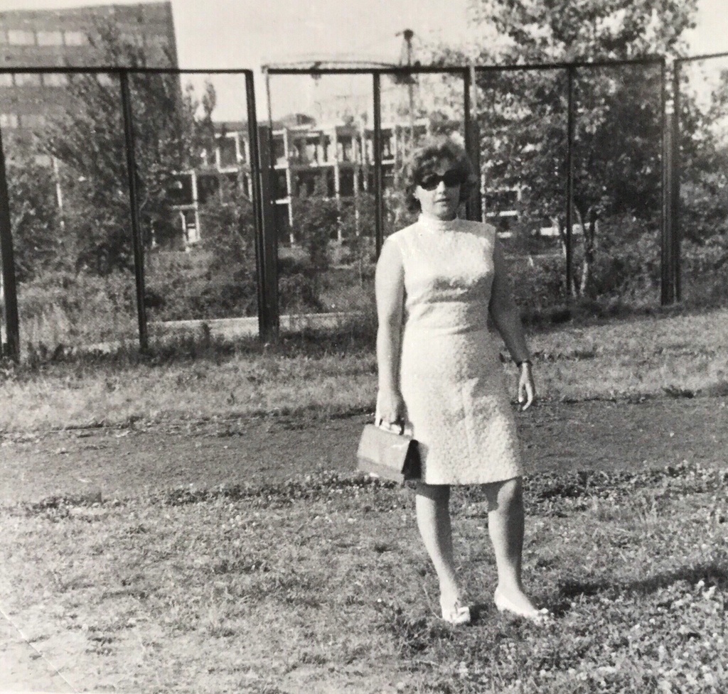 «Девушка 1969», 18 - 30 июня 1969, г. Москва, ул. Плеханова. НИИ ПФ. Фотография из архива Вадима Малышева.
