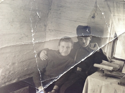Девушка с солдатом, 1 января 1950 - 1 декабря 1960, Читинская обл., Шелопугинский р-н, с. Нижняя Шахтама