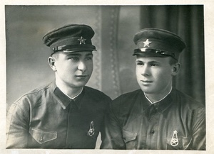 Без названия, 18 апреля 1935, г. Куйбышев. Справа – Николай Степанович Дьячков. Ныне Самара. Фотография из архива Виктора Дьячкова.