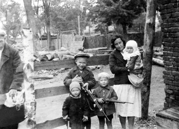 Фото Женщина с детьми, сентябрь 1938, г Воронеж - История России в