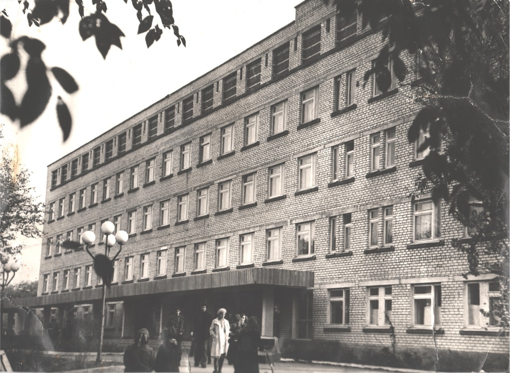 Здание поликлиники в селе Дивном, 2 апреля 1983, Ставропольский край, Апанасенковский р-н, с. Дивное. Открытие нового здания поликлиники. Фотография из архива Александра Бондарева.