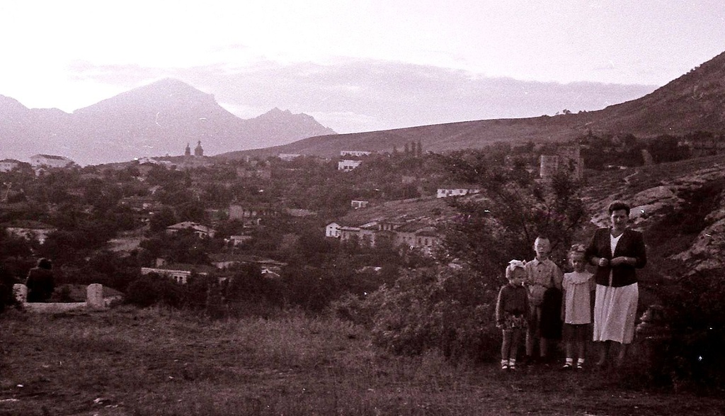 Окрестности Пятигорска, 15 июля 1953, Ставропольский край. Фотография из архива Ларисы Павленко.Выставка «Советские курортники» с этой фотографией.