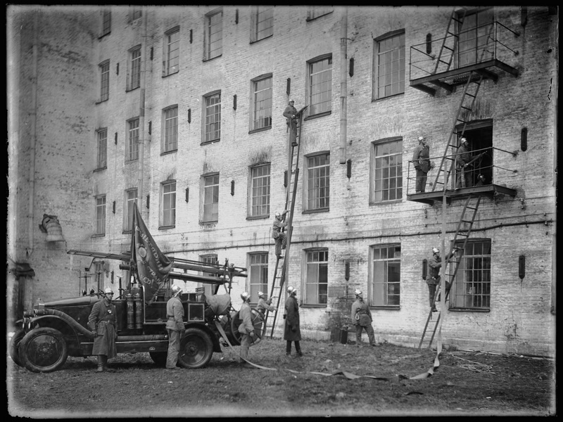 Показательные учения пожарных, 1926 - 1935, г. Ленинград. Негатив на стекле, формат пластины: 18 см на 24 см. На переднем плане запечатлен пожарный автомобиль АМО-Ф-15. Предположительно снято в Ленинграде.