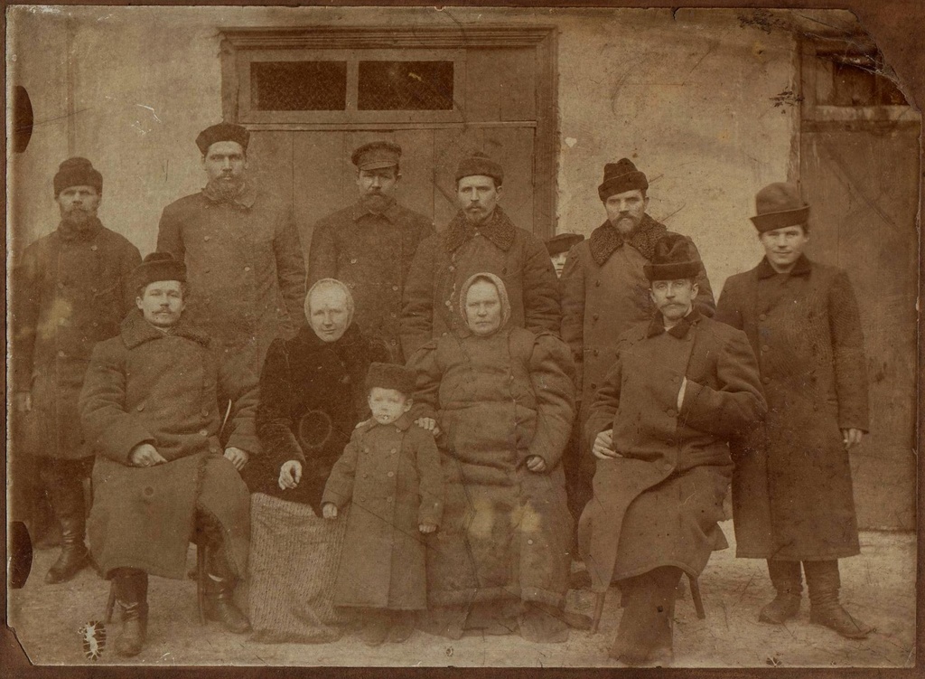 Жители деревни Ожево, 1912 - 1920, г. Санкт-Петербург. Многие жители деревни Ожево Гдовского уезда работали в Санкт-Петербурге – это работники Семена Гавриловича Гаврилова, купца второй гильдии, уроженца Ожево. Фотография из архива Татьяны Мининой.