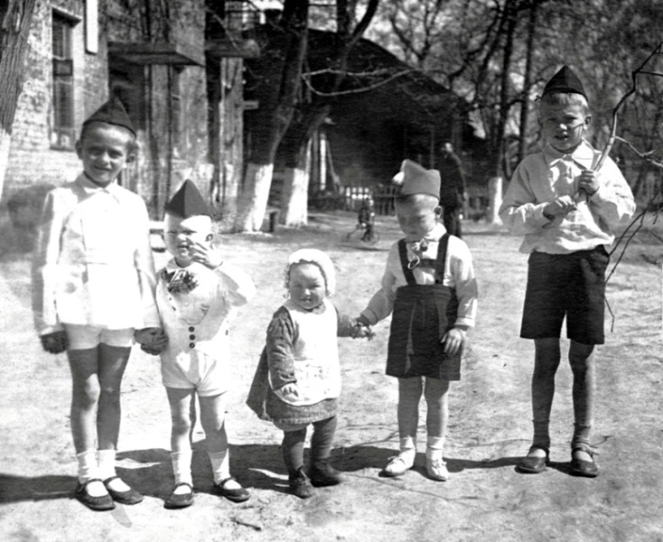 Группа детей, 2 мая 1939, г. Воронеж. Фотография из архива Михаила Хорошкина.