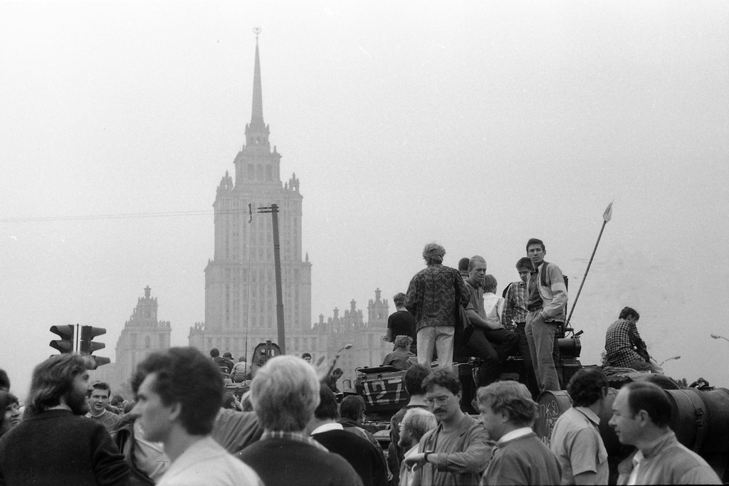 Август 1991-го, 18 - 21 августа 1991, г. Москва. Выставка «Первая тысяча» с этой фотографией.