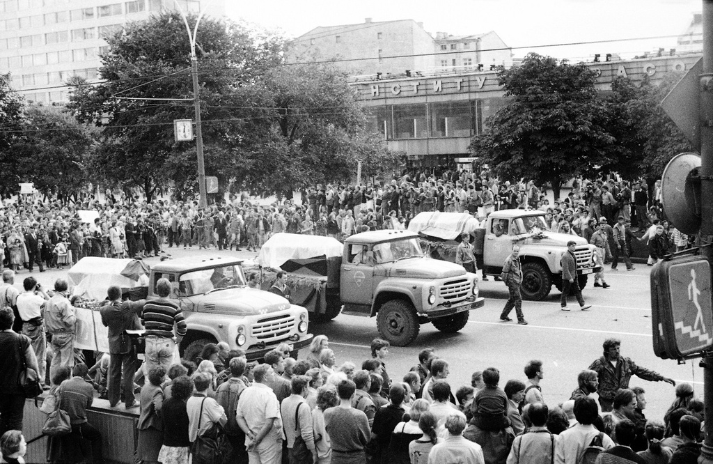 Август 1991-го. Похороны Ильи Кричевского, Дмитрия Комаря и Владимира Усова, 24 августа 1991, г. Москва. 