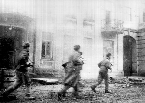 Винница: освободители города у горящего дома Артыновых, 20 марта 1944, Украинская ССР, г. Винница. Фотокопия снимка. Главная улица города во время освободительного боя 20 марта 1944 года. Разбитый и горящий дом семьи первого зодчего Винницы - Григория и Елизаветы Артыновых. Здание было построено в 1904-1907 годах и реконструировано после Великой Отечественной войны. Улица Ленина с 1996 года – улица Соборная. Фотография из архива Сергея Царенко.Выставка «Винница Григория Артынова» с этой фотографией.&nbsp;