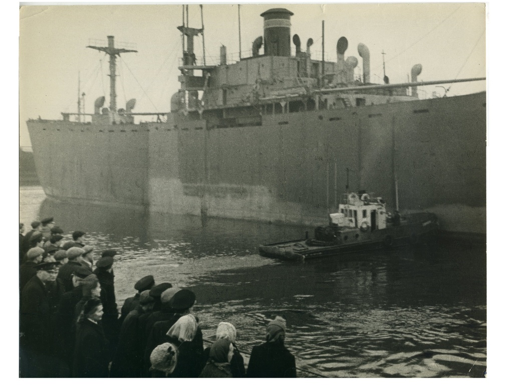 Пароход «Тбилиси», 1959 год, г. Архангельск. На обороте надпись шариковой ручкой: «Вале Туркину! два куска нос и корма и один корабль, «Тбилиси» его и вашим трудом и пере... создавались первые суда океанского плавания Калестин К... август 71 год. Первый капитан «Тбилиси» Качарава нынче капитан Батумского пароходства».