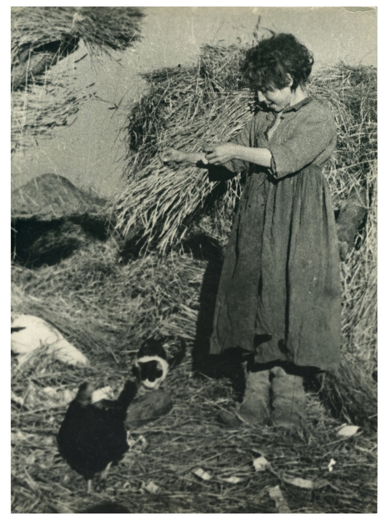 На сеновале, 1934 - 1940. Выставка «На сеновал!» с этой фотографией.