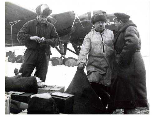 Иван Папанин и участники экспедиции во время подготовки к высадке на льдину, май 1937, О-в Рудольфа (?)