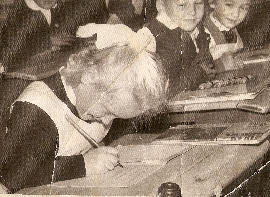 «В первый раз в первый класс», 25 сентября 1965, г. Иркутск. Фотография из архива Александры Васильевны Филипповой.Выставка «Иркутск» с этой фотографией.