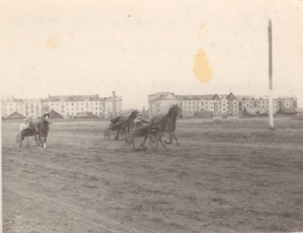 Первый гит Большого Калининского 3-х летнего, 22 августа 1954, г. Калинин. 1 место — жеребец Эй, Берегись, наездник Анисим Емельянович Худяков 224.2, 2 место — Натиск, Ивашкин 225, 3 место — Небылица, Курышев 225. У Анисима Худякова, моего прадеда, по преданию случился сердечный приступ, но конь пришел первым. Похороны проходили на ипподроме 26.08.54. 17 июля 1990 года городу возвращено историческое название Тверь. Фотография из архива Евгении Шодиевой.