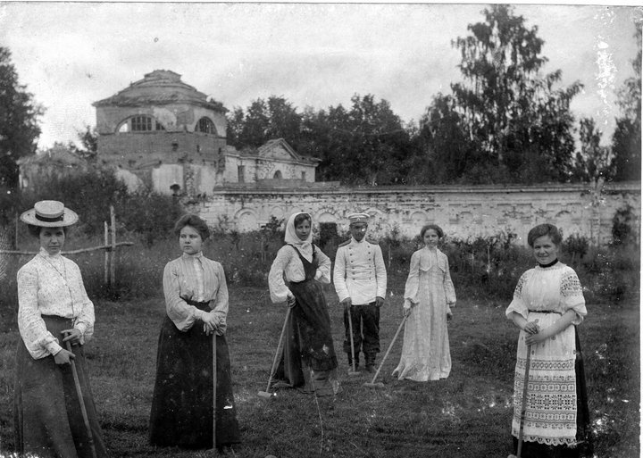 Игра в крокет, 1 июня 1907 - 31 августа 1909, Тверская губ., г. Старица. Фотография из архива Лены Левиной.Выставка «Первая тысяча» с этой фотографией.