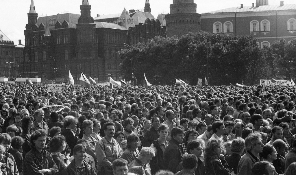 Август 1991 что произошло. Монархисты август 1991. Митинг август 1991. Август 1991 митинг Дзержинский падает. 23 Августа 1991.