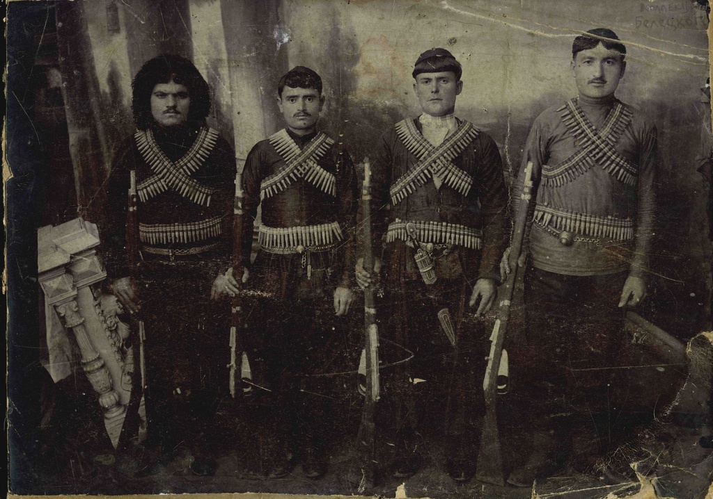 Портрет кахетинцев, 1900 - 1910, Тифлисская губ.,  Кахетия, г. Сигнахи. Подобная одежда типична для Восточной Грузии. Фотография из архива Дениса Белецкого.
