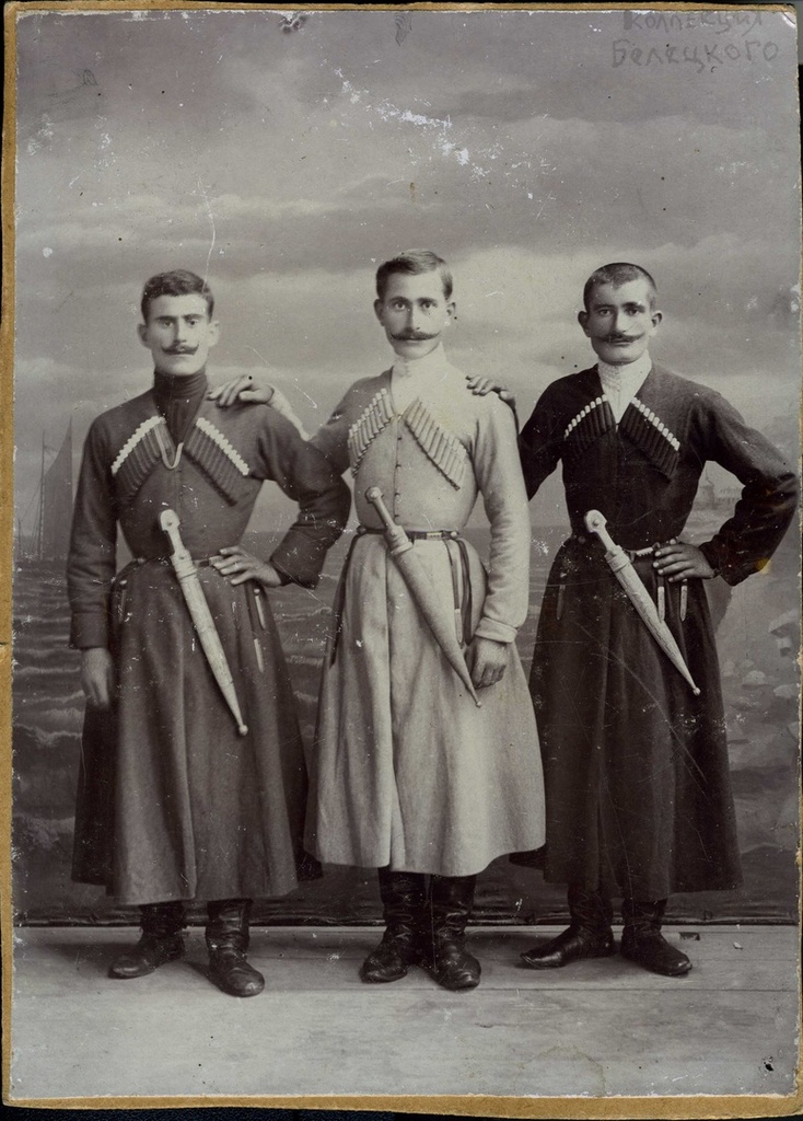 Портрет неизвестных грузин, 1911 год, г. Тифлис. Предположительно снято в Тифлисе (ныне Тбилиси). Фотография из архива Дениса Белецкого.