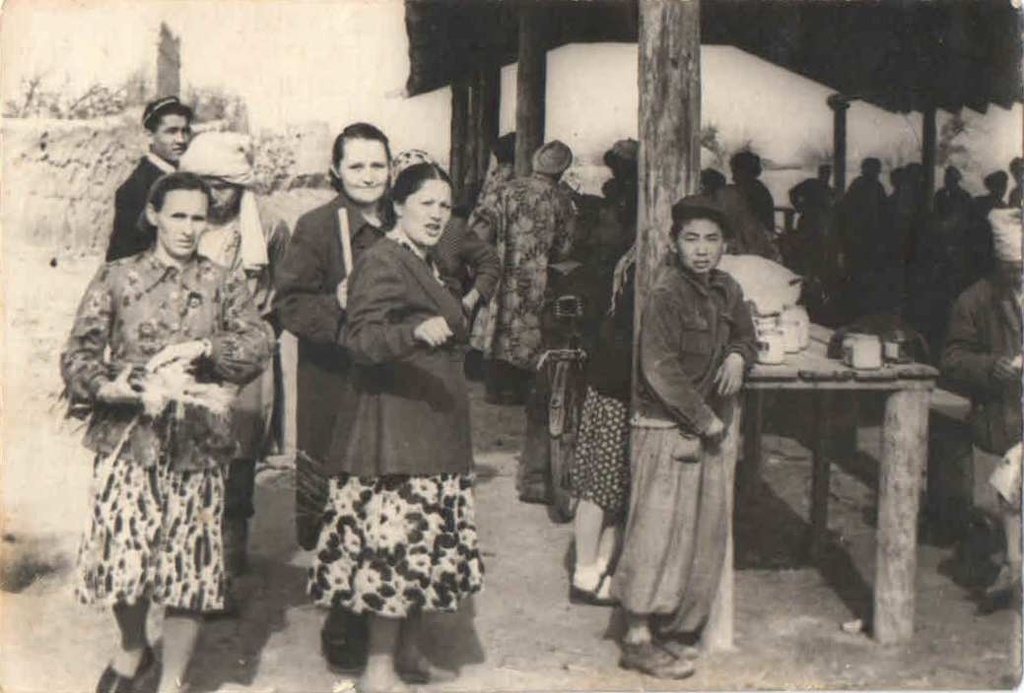 Базар в поселке Кокайты, 8 апреля 1956, Узбекская ССР,  пос. Кокайты. Выставка «Рыночные отношения» с этой фотографией.Фотография из архива Евгении Шодиевой.