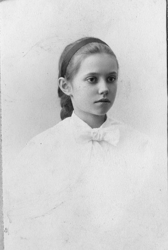 Портрет воспитанницы Института Императрицы Марии Оли Маньковецкой, 1917 год, г. Петроград