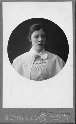 Портрет выпускницы Института Императрицы Марии Зяки, 16 мая 1917, г. Петроград