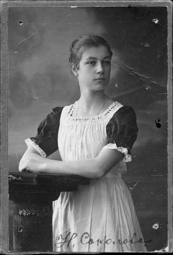 Портрет выпускницы Института Императрицы Марии Наталии Соколовой, 1916 - 1917, г. Петроград