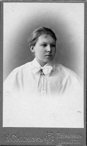Портрет выпускницы Института Императрицы Марии, 1917 год, г. Петроград