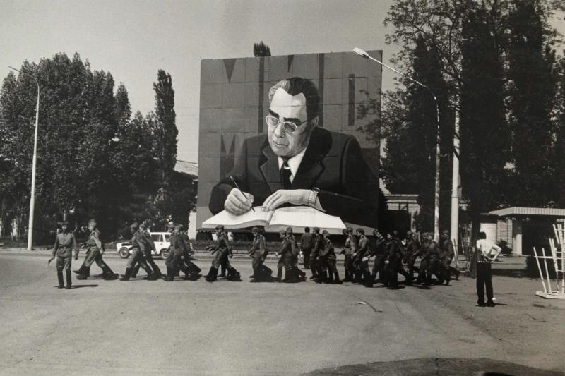 Строй солдат на площади, 1981 год, Ростовская обл., г. Новочеркасск. Выставка «Монументальный фон» с этой фотографией.