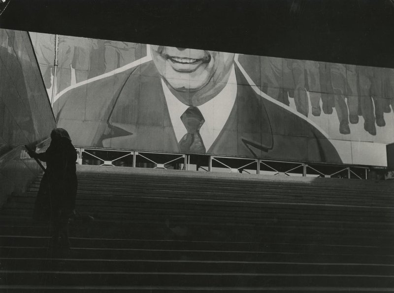 Переход, 1970-е. Выставка «Монументальный фон» с этой фотографией.