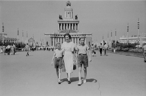 ВДНХ, 1 июня 1960 - 31 июля 1963, г. Москва. На снимке Полина Павловна Никушенко с сыновьями Петром Петровичем и Сергеем Петровичем. Фотографии из архива Владимира Никушенко.Выставки&nbsp;«День матери», «Без фильтров. Любительская фотография Оттепели и 60-х» и «Лето 1960-х» с этой фотографией.